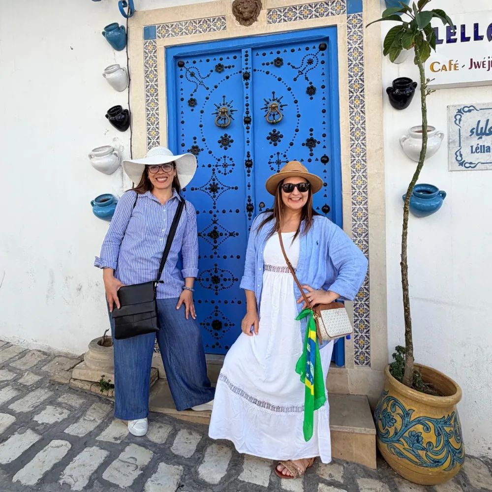 Érika e Edi em frente à famosa porta azul de Sidi Bou Said, Tunísia
