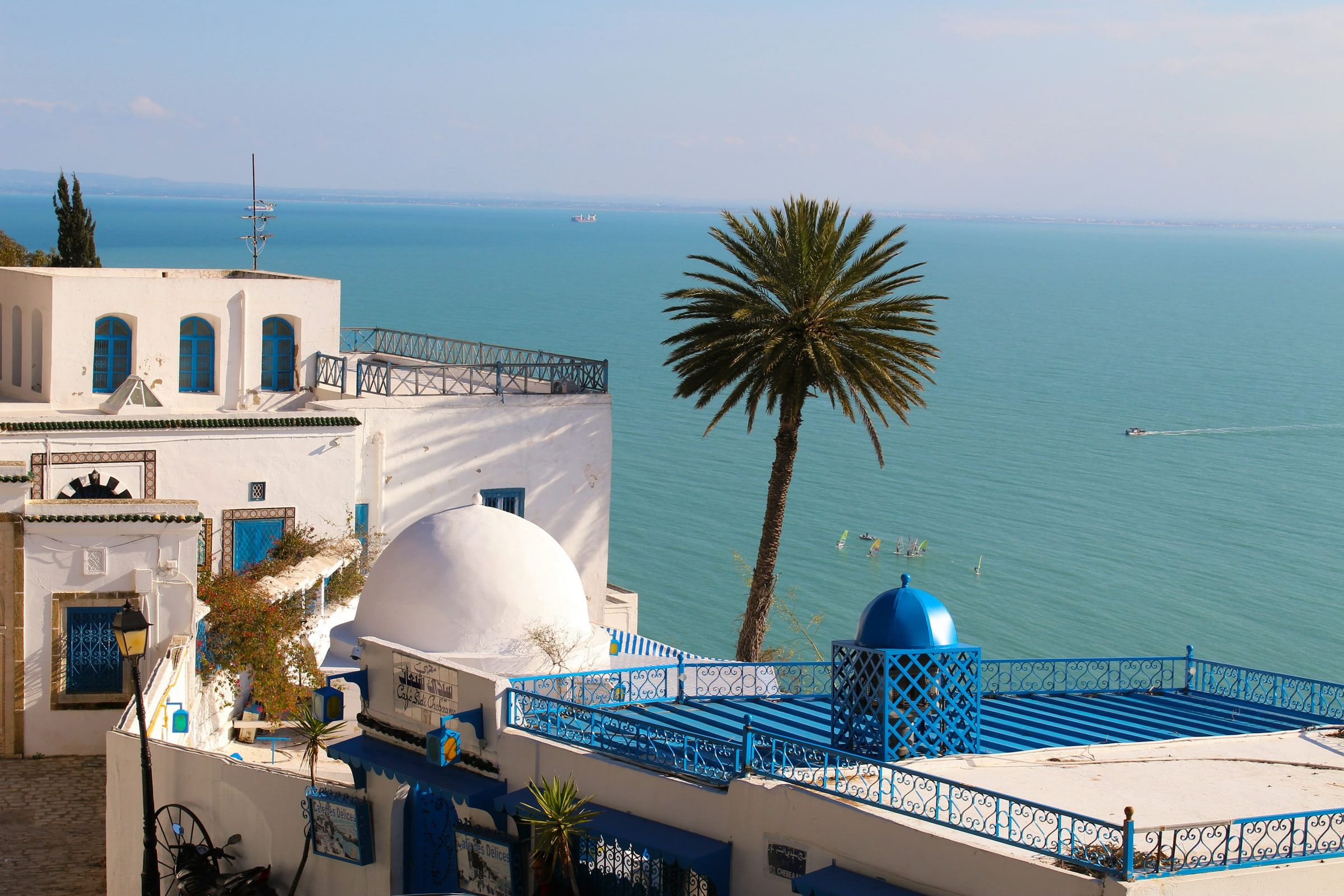 Casas brancas e azuis de Sidi Bou Said com vista para o Mediterrâneo